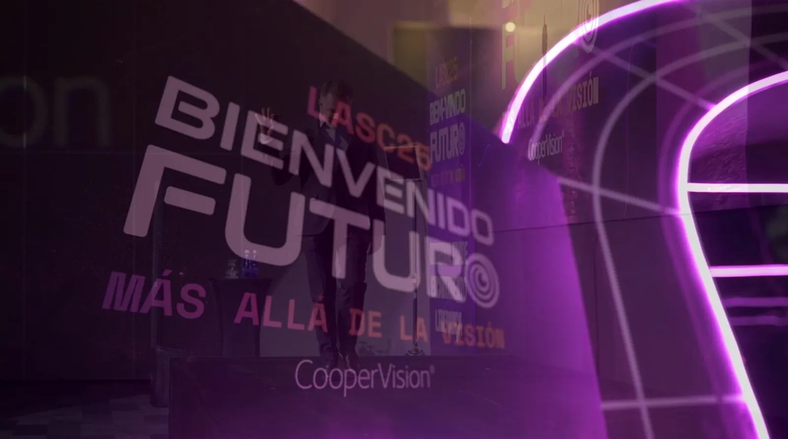 Telão com a identidade Bienvenido Futuro, más allá de la visión