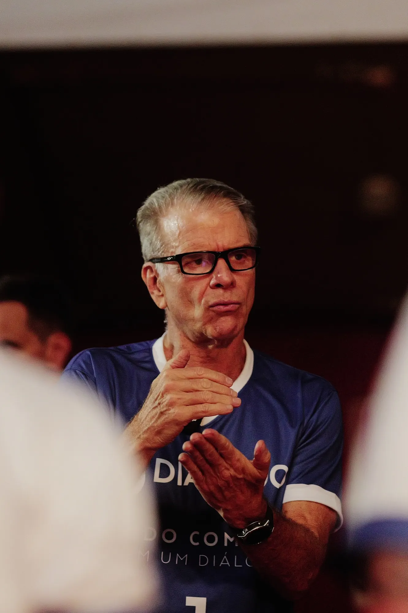 Bernardinho conversando com os participantes
