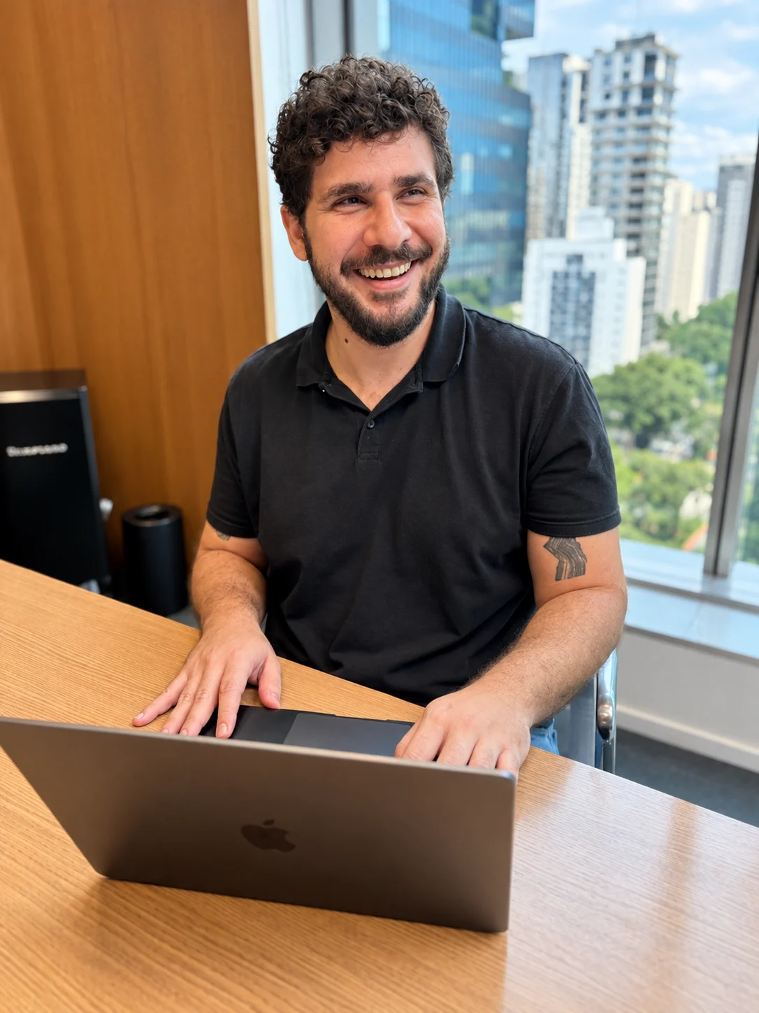 Ígor Zaidan, Diretor Criativo e Produtor, trabalhando no notebook