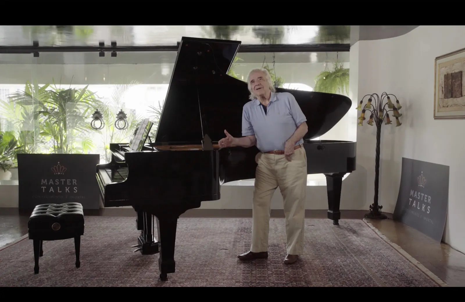 João Carlos Martins ao lado de um piano de cauda